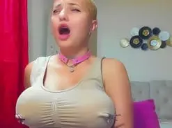 Hotmombitch  live sex cam