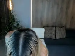NiaHolland  live sex cam