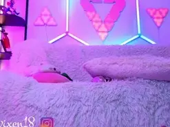 LittleVixen18  live sex cam