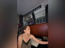 Saralaw2222  live sex cam