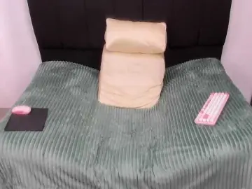 Louise-Mikk  live sex cam