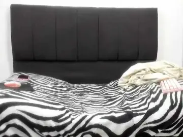 Louise-Mikk  live sex cam