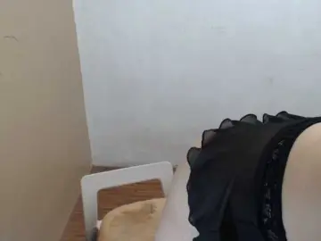 Simplyhot1y  live sex cam