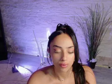 Cupcake-Izzy  live sex cam