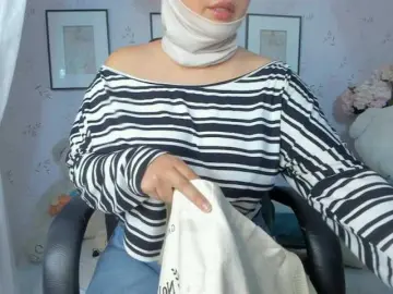 Aprile  live sex cam