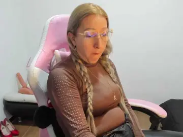 Chrystal85  live sex cam