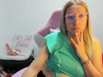 Chrystal85  live sex cam