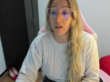 Chrystal85  live sex cam