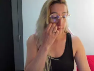 Chrystal85  live sex cam