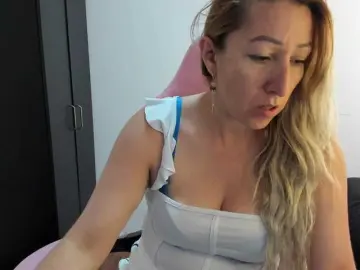 Chrystal85  live sex cam