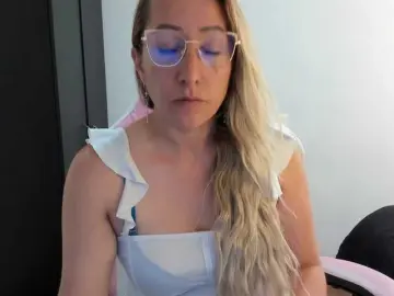 Chrystal85  live sex cam