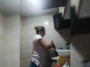 Chrystal85  live sex cam