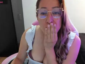 Chrystal85  live sex cam