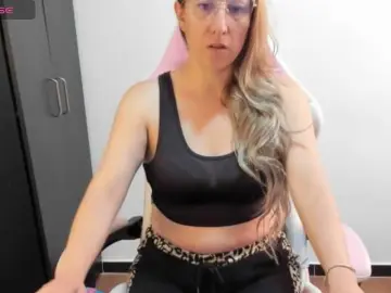 Chrystal85  live sex cam