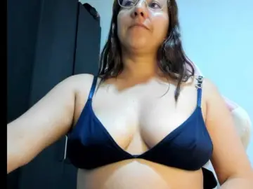 Chrystal85  live sex cam