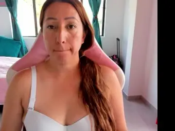Chrystal85  live sex cam
