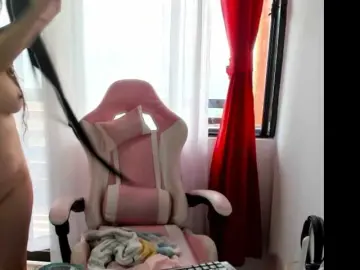 Chrystal85  live sex cam