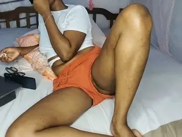 Petittegoddess254  live sex cam