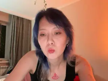 Kitsunevell  live sex cam