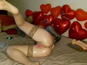 HoneyLuna7  live sex cam