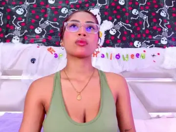 YesyHills  live sex cam