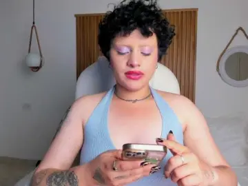 AlaskaDeluxe  live sex cam