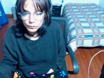Valak133  live sex cam