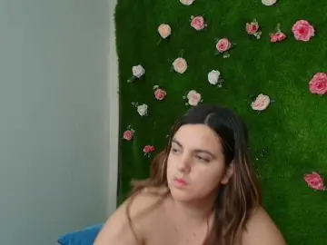 HugeTittiess  live sex cam