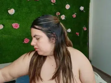 HugeTittiess  live sex cam