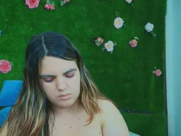 HugeTittiess  live sex cam
