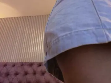 Emily-Foxyy  live sex cam