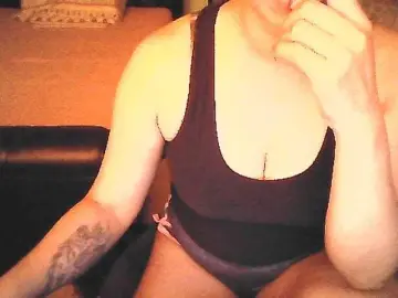Denise32  live sex cam