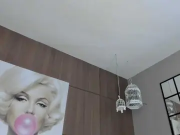 Saraycollins  live sex cam