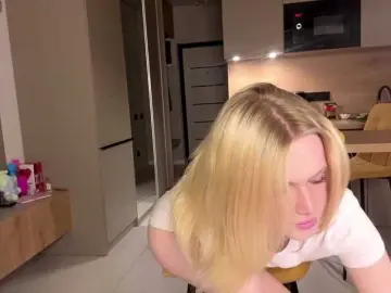Moonavelle  live sex cam