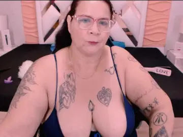 LauraRiley  live sex cam