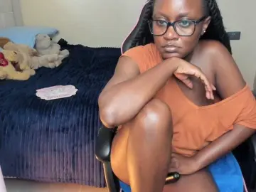 Trizzytariaa  live sex cam