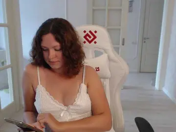 LondonMiley  live sex cam