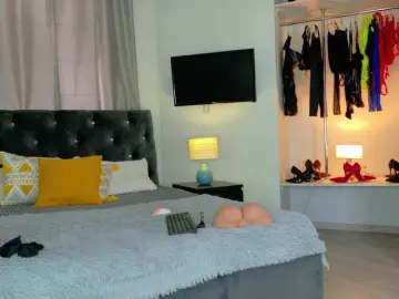 InvitingTina  live sex cam