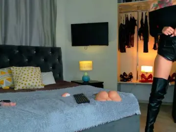 InvitingTina  live sex cam