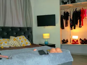 InvitingTina  live sex cam