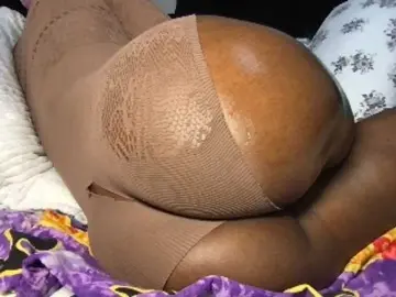 Chocopetite  live sex cam