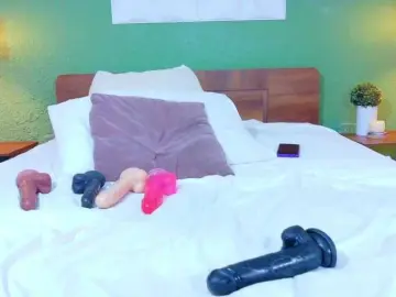 Tiny-whore  live sex cam