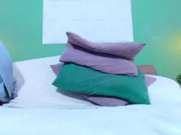 Tiny-whore  live sex cam