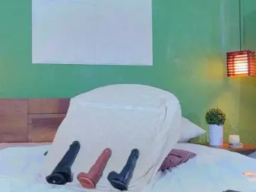 Tiny-whore  live sex cam