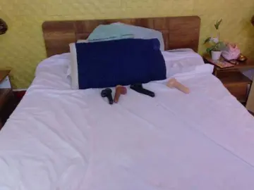Tiny-whore  live sex cam