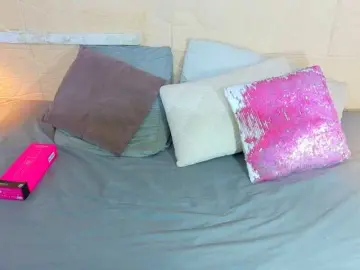 Tiny-whore  live sex cam