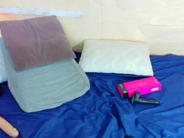 Tiny-whore  live sex cam