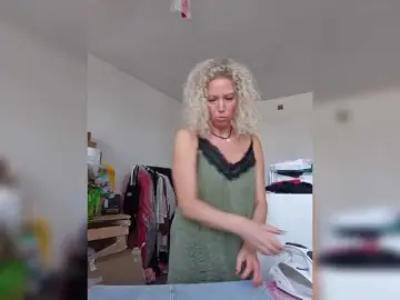 MoonKitten  live sex cam