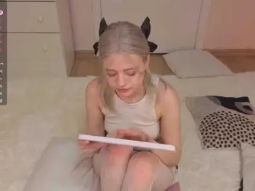 Lunarr-kitten  live sex cam