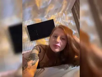Julia-Fox  live sex cam